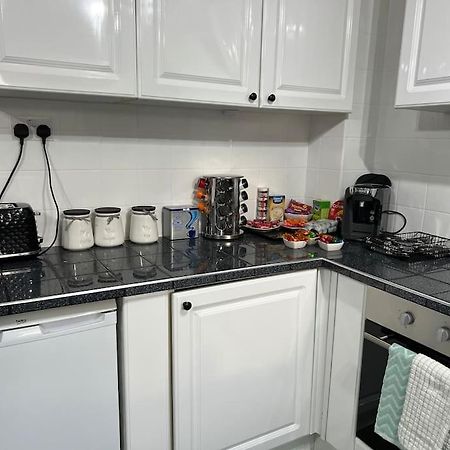 Tudor House - 6 Guests -Off Street Parking -Quiet Location - Secure Garden Уиган Экстерьер фото