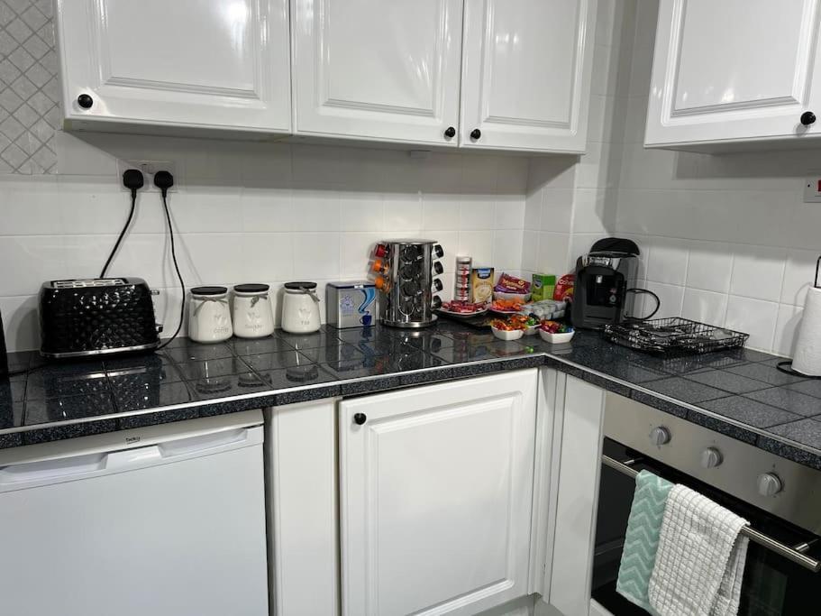 Tudor House - 6 Guests -Off Street Parking -Quiet Location - Secure Garden Уиган Экстерьер фото